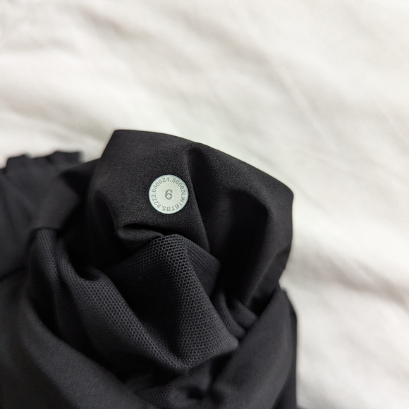 Lululemon stretch luxtreme high rise shorts - Picture 4 of 4